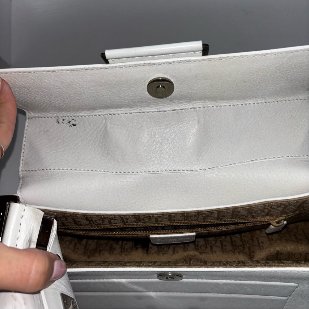 CHRISTIAN DIOR
White Leather Street Chic Columbus Avenue Multipocket Bag - Picture 10 of 16